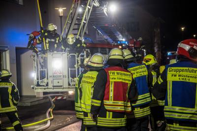 Wuestenrot: Dachstuhlbrand in Mehrfamilienhaus - 4 Verletzte darunter ein Kleinkind